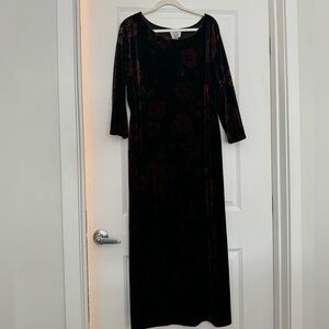Black velvet dress. No slits